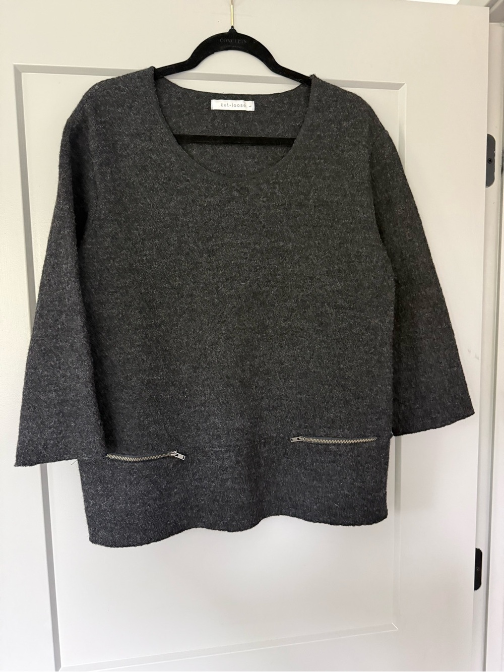 Cut Loose scoop neckline front zipper pocket Size Large